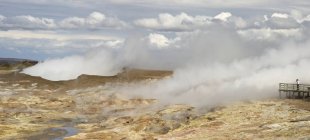 Nuvens sobre Gunnuhver área geotérmica, Reykjanes, Islândia — Fotografia de Stock