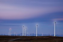Molinos de viento generadores de energía que funcionan al amanecer cerca de Fort Macleod, Alberta, Canadá
. - foto de stock