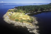 Vista aérea del Parque Regional de East Point, Isla Saturna, Columbia Británica, Canadá . - foto de stock