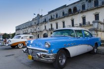 Automobili classiche americane che espongono da facciata vecchio edificio di L'Avana, Cuba — Foto stock
