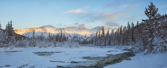 Sunlight on mountains surrounding Annie Lake in Yukon, Canada — Stock Photo