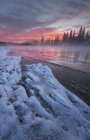 Сценический закат над Боу-Ривер на Боу-Медоуз в Кокрейне, Альберта, Канада — стоковое фото