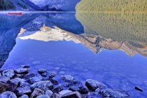 Lake Louise e Victoria Glacier con barca rossa, Banff National Park, Alberta, Canada — Foto stock