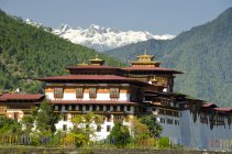 Punakha Dzong centro administrativo en las montañas cerca de Punakha, Bután, Asia - foto de stock