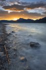 Захід сонця позаду гори на Авраама озера, Kootenay рівнини, Альберта, Канада — стокове фото