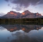 Mount Kidd reflektiert im Keilteich bei Sonnenaufgang, kananaskis country, alberta, canada — Stockfoto