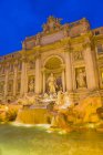Fontaine de Trevi illuminée la nuit à Rome, Italie — Photo de stock