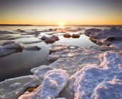 Flujos de hielo en el lago Winnipeg al atardecer por Victoria Beach, Manitoba, Canadá . - foto de stock