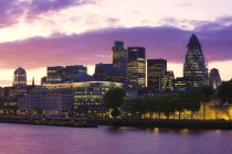 Bürogebäude entlang der Themse in der Abenddämmerung, London, England, Vereinigtes Königreich. — Stockfoto