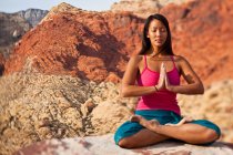 Monter la femme asiatique, pratiquer l’yoga dans le désert de Red Rocks, Las Vegas, Nevada, États-Unis d’Amérique — Photo de stock