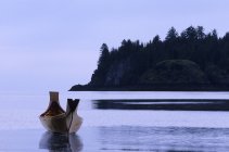 Haida canoa na costa de Skidegate, Queen Charlotte Islands, British Columbia, Canadá . — Fotografia de Stock