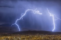 Blitz während eines Gewitters über der Stadt Cochabamba in der Nacht, Bolivien. — Stockfoto