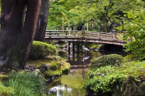 Ponte sobre o rio no jardim Kenrokuen em Kanazawa, Ishikawa, Japão — Fotografia de Stock