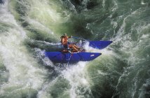 Hombre rafting en aguas bravas en Kicking Horse River, Columbia Británica, Canadá . - foto de stock