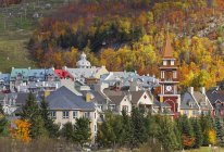 Paisaje de Mont Tremblant Village en otoño, Laurentians, Quebec, Canadá - foto de stock