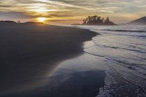 Waves washing shoreline of Whaler Islet come tramonto sul Flores Island Provincial Park, Clayoquot Sound, British Columbia Canada
. — Foto stock