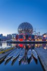 Telus світової науки і дракон човни на False крик, Ванкувер, Британська Колумбія, Канада — стокове фото