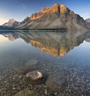 Montieren crowfoot reflexion im wasser von bow lake, banff nationalpark, alberta, canada — Stockfoto