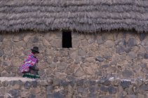 Reife Frau auf der Straße eines peruanischen Dorfes, cuzco, peru — Stockfoto