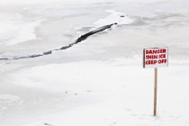 Panneau d'avertissement de danger sur la rivière Rouge, Winnipeg, Manitoba, Canada . — Photo de stock