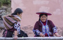 Donne mature per strada del villaggio peruviano, Cuzco, Perù — Foto stock
