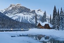 Ресторан на Изумрудном озере, отражающийся в воде зимой в Национальном парке Йохо, Британская Колумбия, Канада — стоковое фото