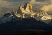 Cerro Fitzroy a la luz de la mañana del Parque Nacional Los Glaciares, Patagonia, Argentina - foto de stock