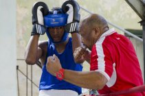 Treinamento de homens maduros locais em Rafael Trejo Boxing Gym, Havana, Cuba — Fotografia de Stock