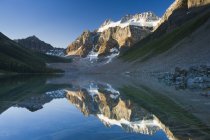 Monte fay reflexion im wasser des unteren tröstsees, banff nationalpark, alberta, kanada — Stockfoto