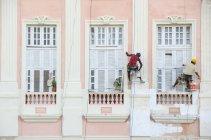 Trabalhadores locais pintura fachada do edifício clássico, Havana, Cuba — Fotografia de Stock