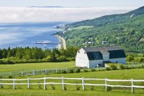 Villaggio di Saint-Irenee sul bordo del fiume San Lorenzo a Charlevoix, Quebec, Canada — Foto stock