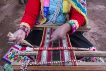 Primo piano della donna locale che esegue la tessitura tradizionale, Pisac, Perù — Foto stock