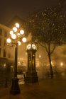 Паровые часы на освещенной улице Гастауна, Ванкувер, Британская Колумбия, Канада — стоковое фото