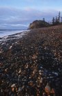 Rocky Haida Gwaii shore com Tow Hill na Ilha Graham ao entardecer, Colúmbia Britânica, Canadá . — Fotografia de Stock