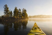 Barca kayak sul lago dei boschi, Ontario nord-occidentale, Canada — Foto stock