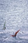 Hochwinkelaufnahme zweier männlicher Windsurfer gegen Wasser, Victoria, Vancouver Island, Britisch Columbia, Kanada. — Stockfoto