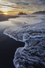 Wellen spülen Küste der Walinsel als Sonnenuntergang im Ton, britisch columbia canada. — Stockfoto