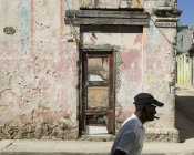 Derelict building in street scene, Habana Vieja, Havana, Cuba — Stock Photo