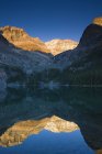Alpenglow dans les montagnes avec le lac Ohara, parc national Yoho, Colombie-Britannique, Canada — Photo de stock