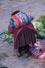 Local woman in traditional clothing in market scene at Pisac, Peru — Stock Photo
