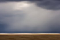 Pradera bajo el cielo nublado dramático cerca de Cypress Hills, Alberta, Canadá - foto de stock