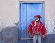 Homem local em roupas tradicionais na rua da aldeia Ollantaytambo, Peru — Fotografia de Stock