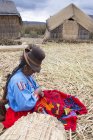 Local woman crafting in village of reed island of Uros, Lake Titicaca, Peru — Stock Photo
