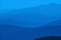 Vue nocturne abstraite des montagnes brumeuses bleues à West Kootenays, Colombie-Britannique, Canada . — Photo de stock