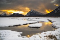 Dramatic sky over Mount Rundle in winter, Banff National Park, Alberta, Canada — Stock Photo