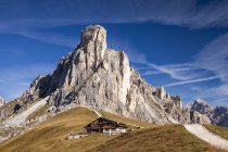 Scenic view of mountain hut on meadow in Giau Pass of Dolomite Mountains, Italy. — Stock Photo