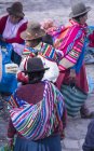 Mujeres locales en ropa tradicional en escena de mercado en Pisac, Perú - foto de stock