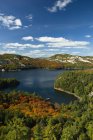 Atmosfera autunnale del Kilarney Lake nel Kilarney Provincial Park, Ontario, Canada — Foto stock