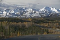 Carretera con paisaje montañoso de la Cordillera de San Elías en el Territorio del Yukón, Canadá - foto de stock