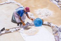 Einheimische, die in den Salzbergwerken von Maras in der Region Cuzco in Peru arbeitet — Stockfoto